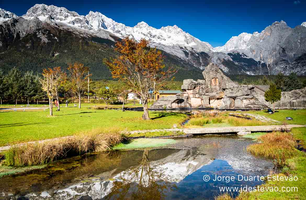 Montanha de Neve Dragão de Jade em Lijiang, província de Yunna