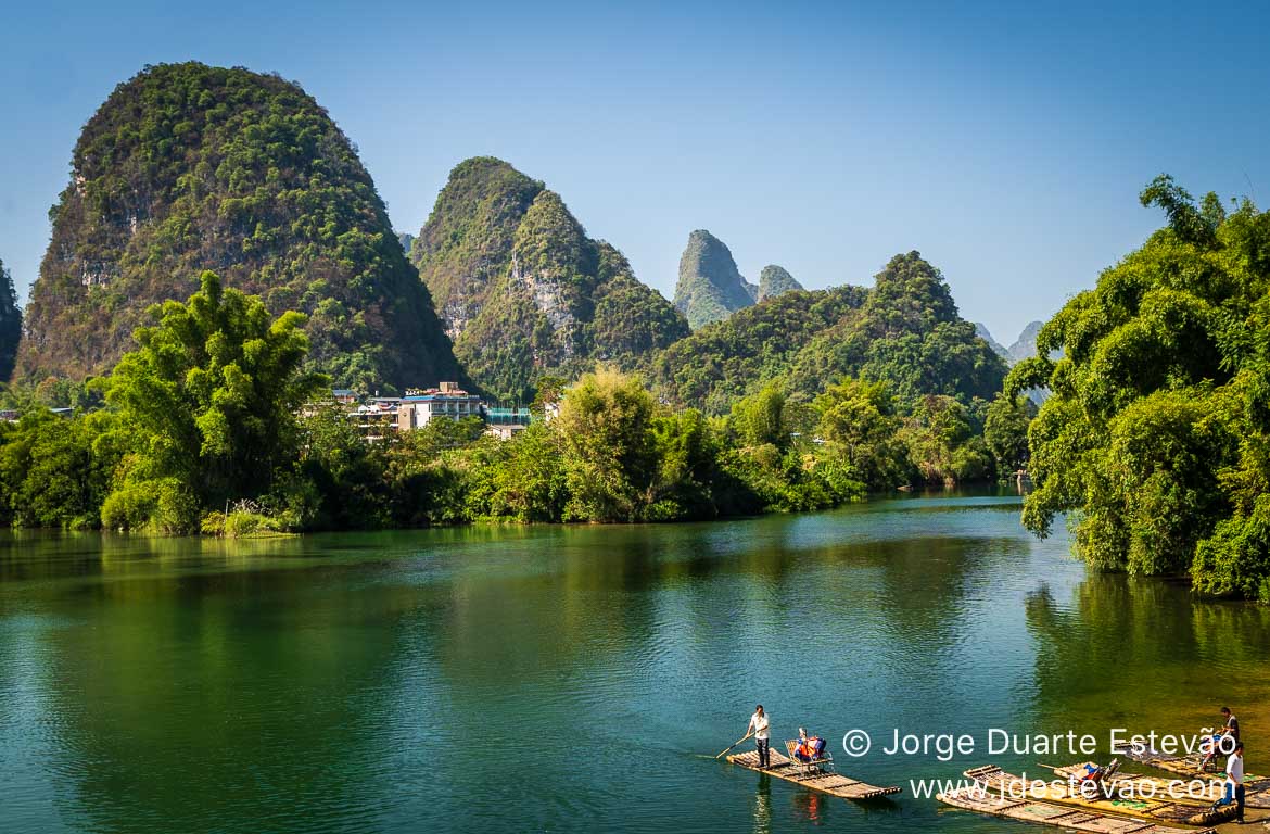 Jangada de bambu em Yangshuo, no Sudoeste da China