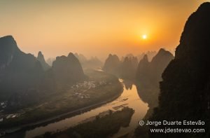 Nascer do sol em Xianggong Hill, Xingping, na China