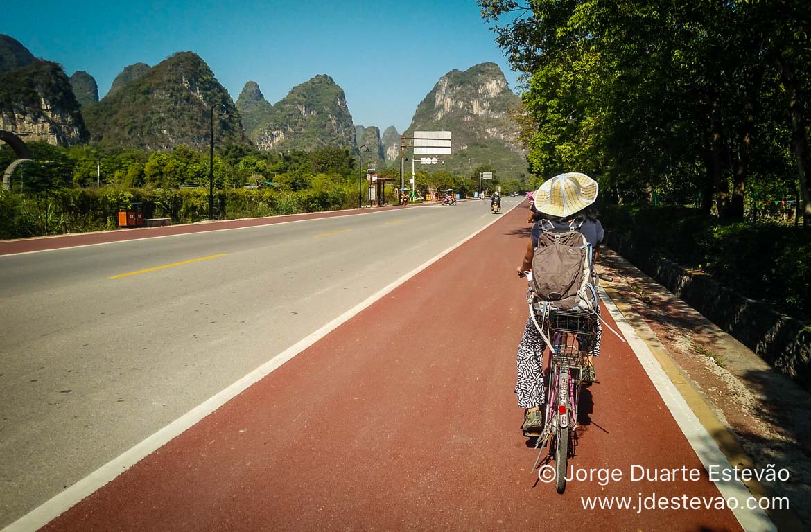 Pedalar na 10 Mile Gallery, em Yangshuo na China