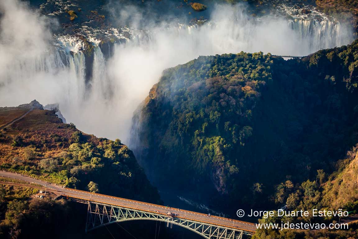 Ponte entre a Zâmbia e Zimbabué nas Cataratas de Vitória, Áf