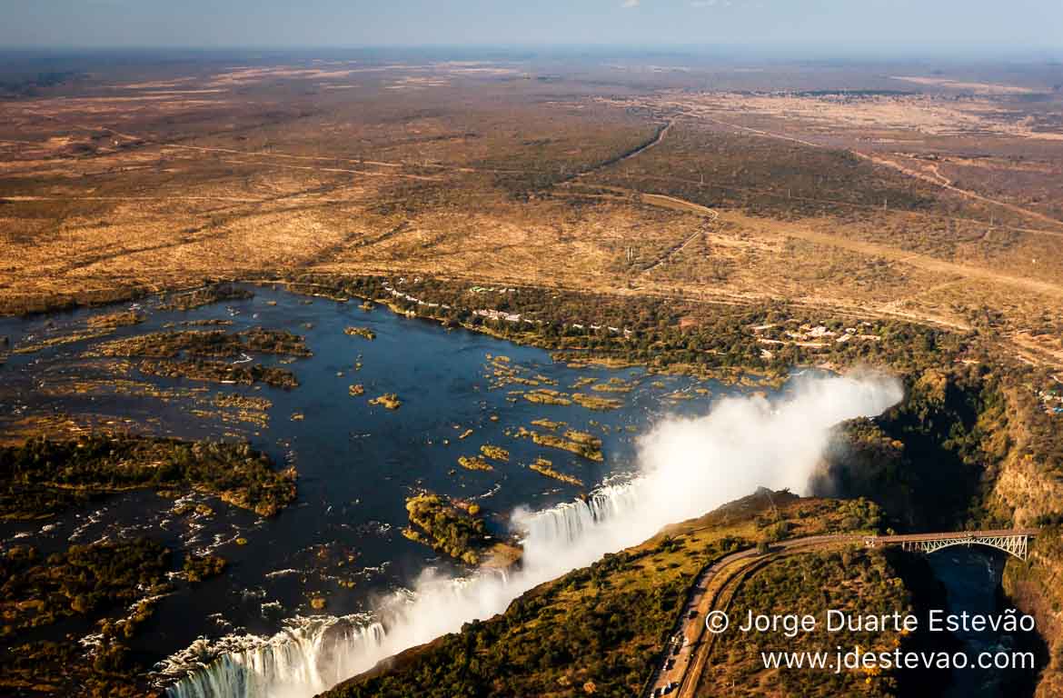 Ponte entre a Zâmbia e Zimbabué nas Cataratas de Vitória, Áf