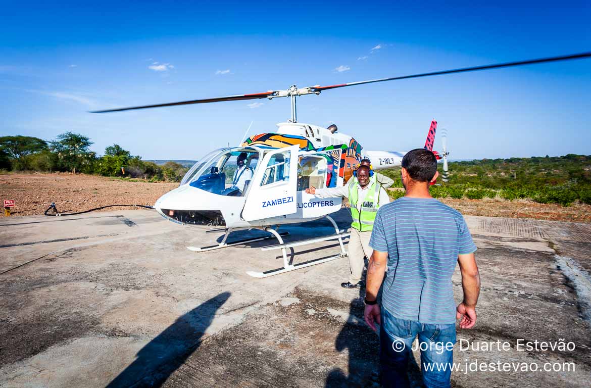 Voo de helicóptero nas Cataratas de Vitória. Zimbabué, Victor