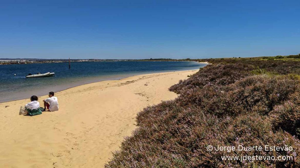 À espera do barco na Praia da Terra Estreita, Tavira