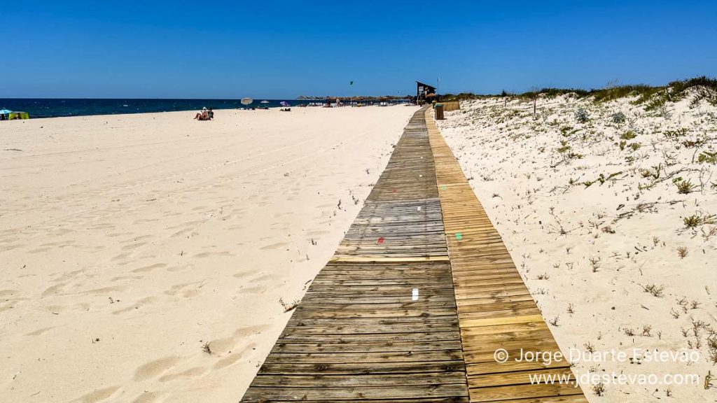 Passadiço de madeira na Praia da Terra Estreita, Tavira