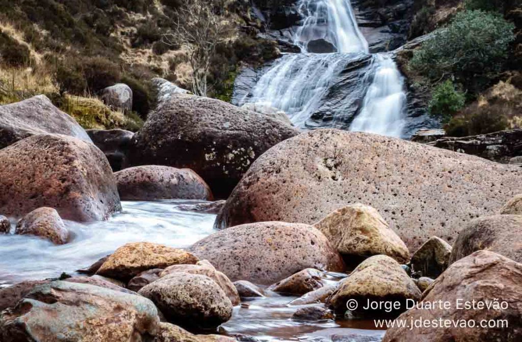 Cascata nas Terras Altas da Escócia