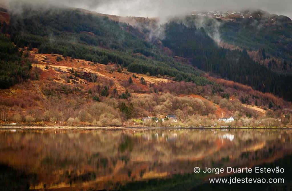 Lago espelhado nas Terras Altas, Glencoe, Escócia