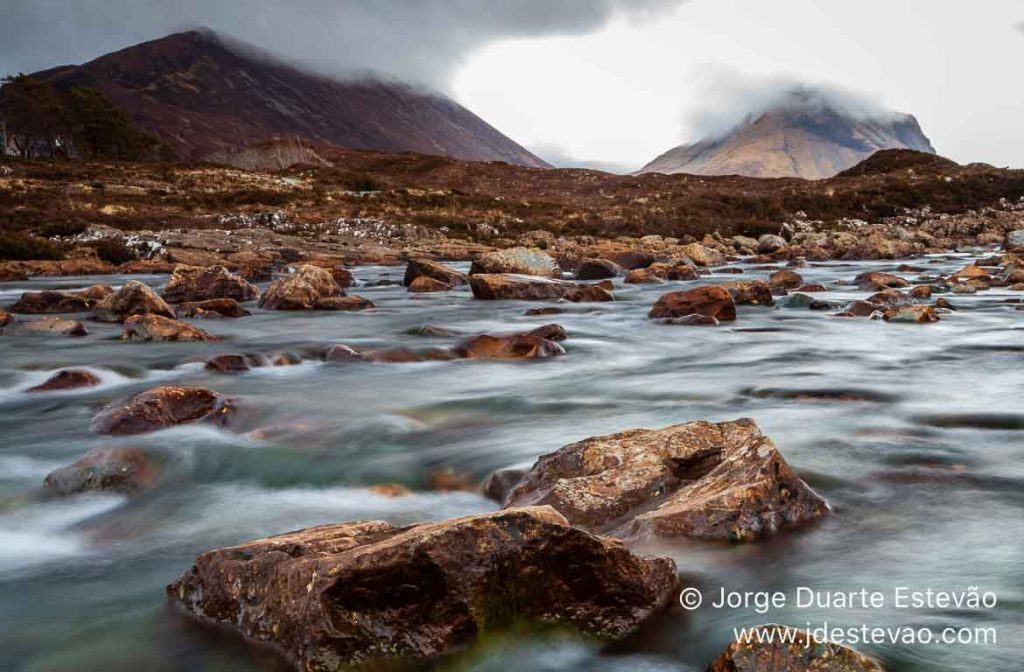 Rio Sligachan, Black Cuillin, Ilha de Skye, Escócia