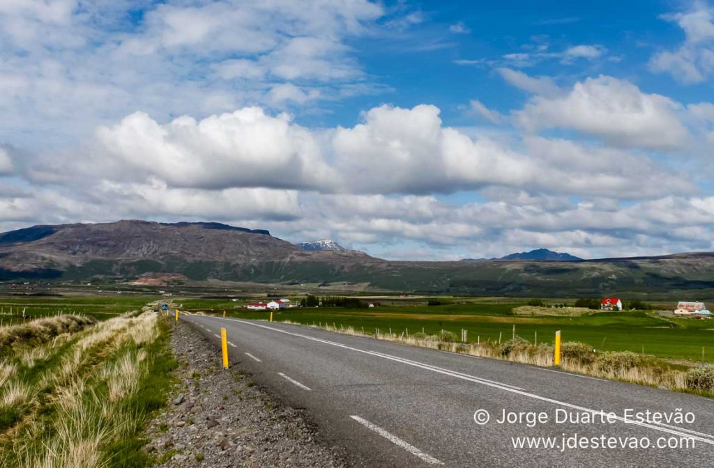 Estrada no Golden Circle. Ao alugar um carro poupar dinheiro na Islândia