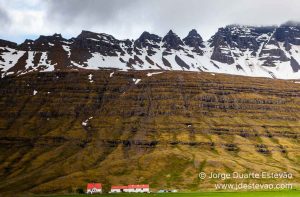 Casa isolada nas montanhas da Islândia