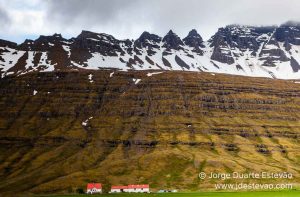 Casa isolada nas montanhas da Islândia