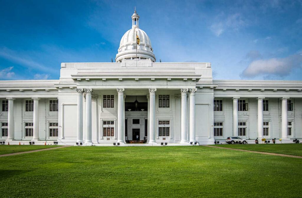 Edifício branco da Câmara Municipal de Colombo, sob um céu azul límpido, em Colombo, Sri Lanka.