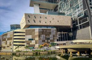 A Cidade dos Sonhos em Colombo, Sri Lanka, um complexo arquitetónico impressionante, com uma mistura de texturas e cores.