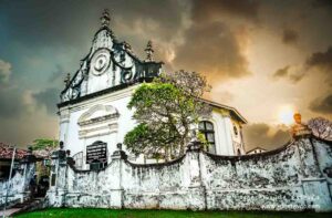 A Igreja Reformada Holandesa, em Galle, Sri Lanka, testemunha a história sob um céu dramático.