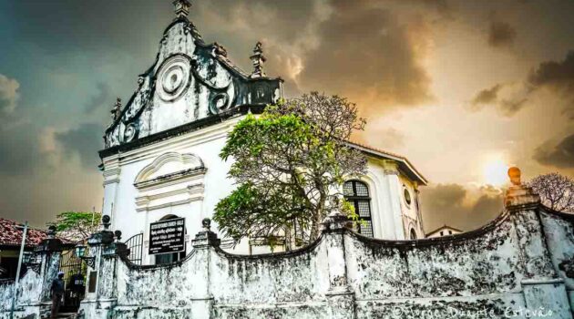 A Igreja Reformada Holandesa, em Galle, Sri Lanka, testemunha a história sob um céu dramático.