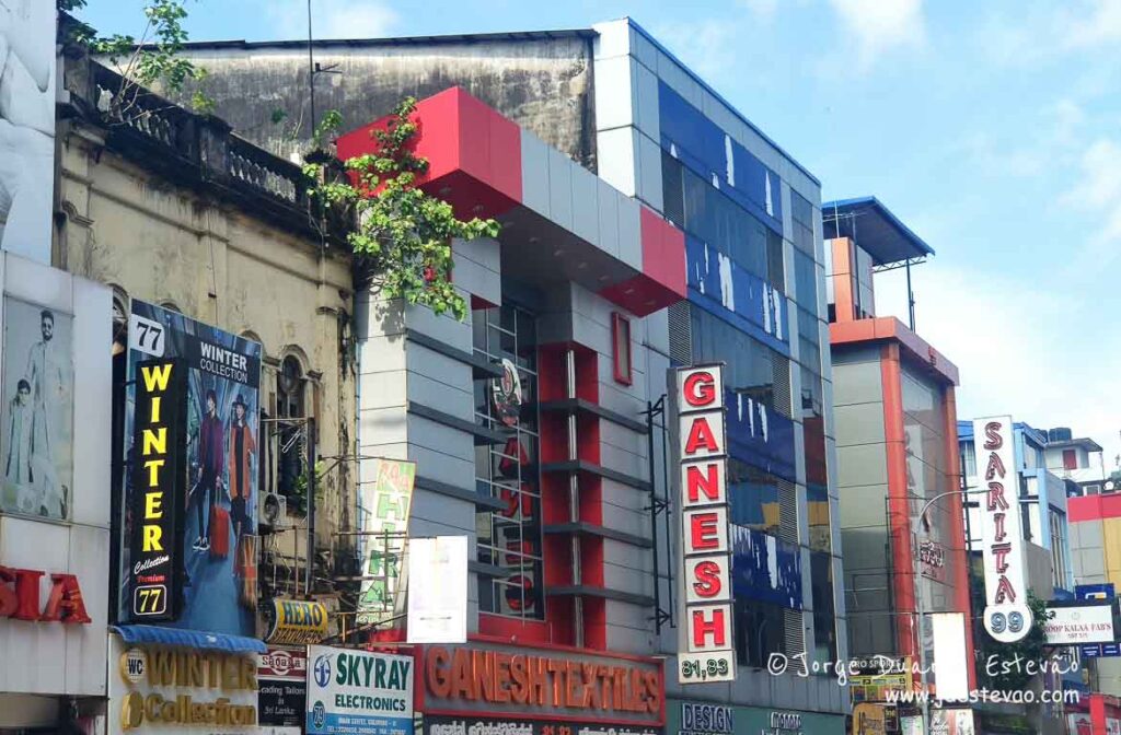 Detalhes vibrantes de uma rua movimentada em Pettah, Colombo, Sri Lanka, com uma mistura de edifícios antigos e modernos.