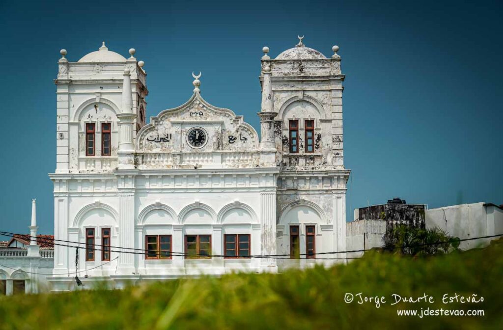 Mesquita Meeran Jumma Masjid, Galle, Sri Lanka: um vislumbre da história, banhado pela luz suave de um dia sereno.