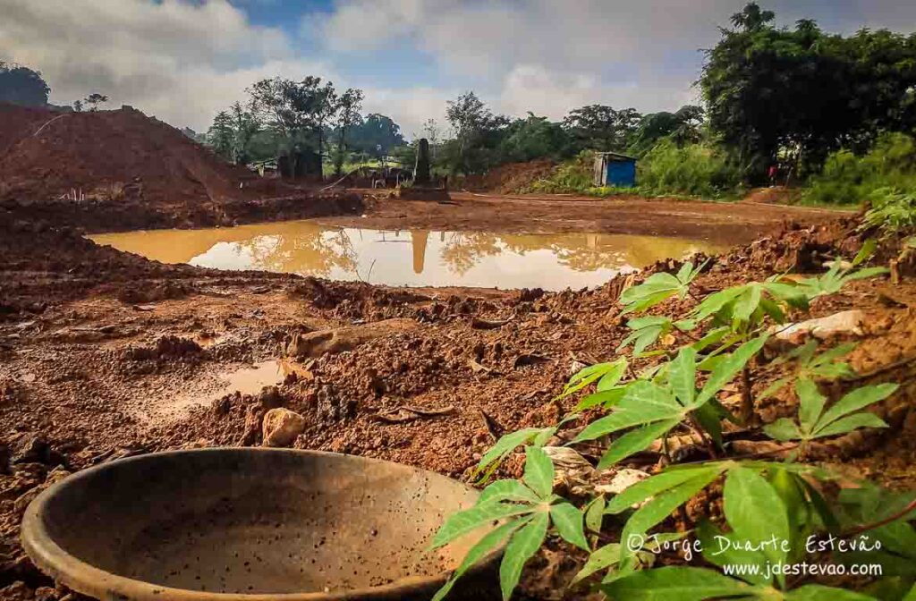 Terra vermelha e água turva, um retrato da extração de pedras preciosas em Ratnapura, Sri Lanka.