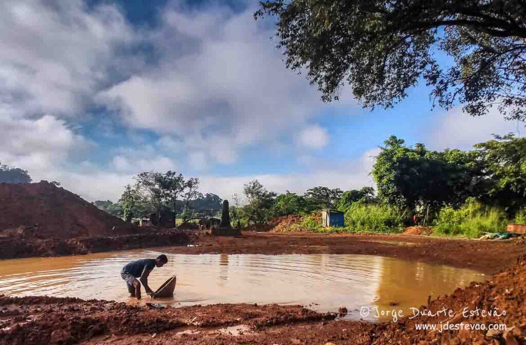 Um trabalhador, em Ratnapura, Sri Lanka, mergulhado num dia de trabalho, a procurar tesouros escondidos na lama.