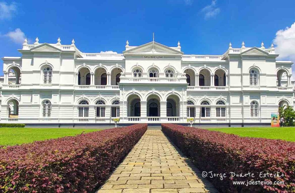 O Museu Nacional de Colombo, um edifício majestoso, com arcos elegantes e um jardim verdejante.