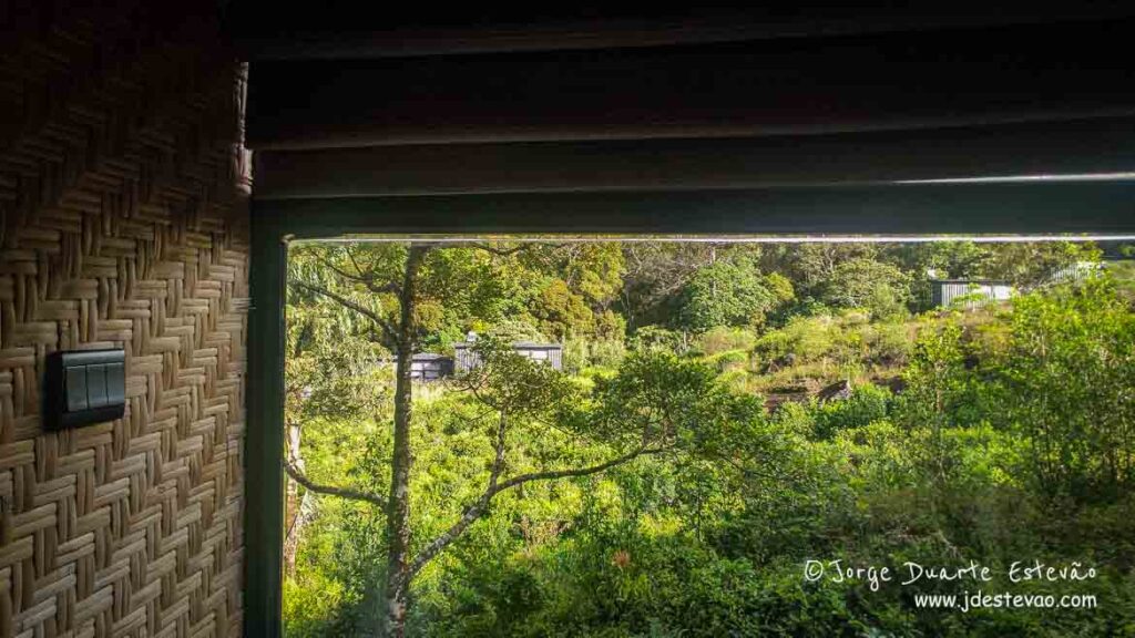 Interior do quarto do alojamento ecológico, Rainforest Eco Lodge, com vista para a Floresta de Sinharaja, Sri Lanka, onde a natureza se manifesta em toda a sua beleza.