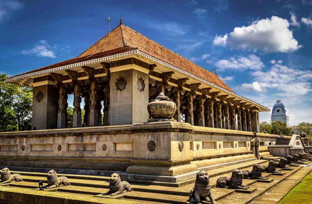 O Salão Memorial da Independência, em Colombo, Sri Lanka, testemunho de uma história rica, sob um céu radiante.