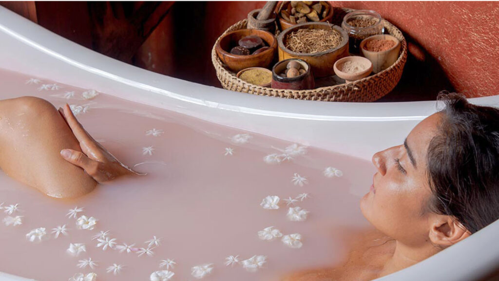 Mulher a relaxar na banheira no Resort 98 acres, em Ella.