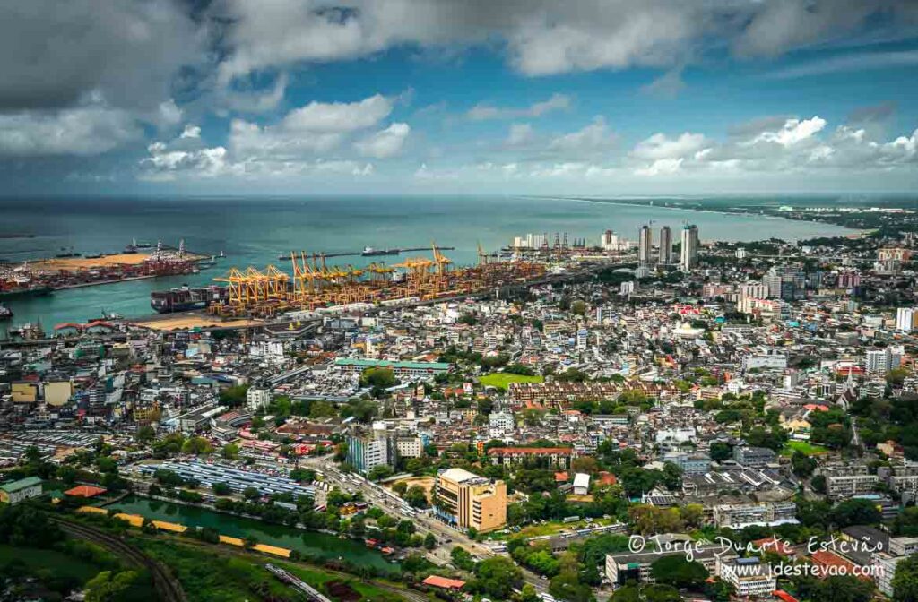 A cidade de Colombo, Sri Lanka, vista do alto, com o porto, revelando a sua importância económica.