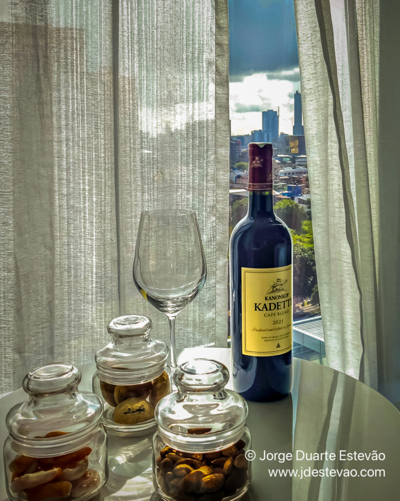 Interior do hotel Cinnamon Life - City of Dreams Colombo. Frutos secos e vinho, vista do quarto para a cidade. Melhores hotéis em Colombo
