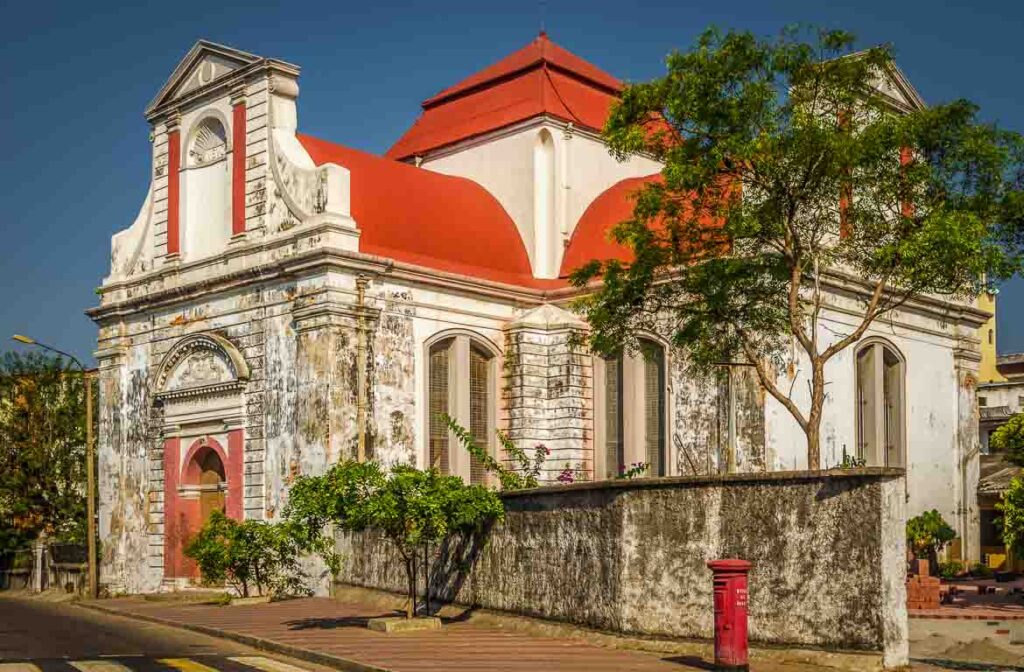 A Igreja Wolvendaal, em Colombo, exibe uma beleza desbotada, mas cativante, com a sua fachada branca e detalhes arquitectónicos antigos.