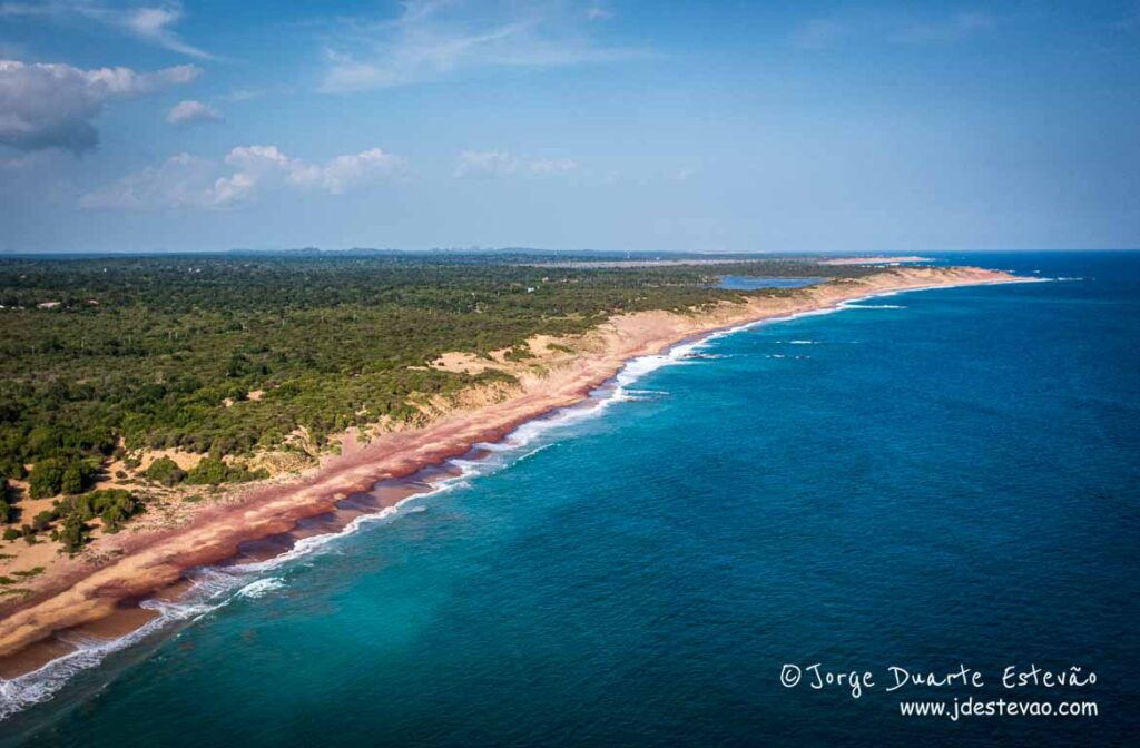 A beleza selvagem da costa de Sri Lanka, com as suas areias vermelhas e o mar azul profundo da Praia de Kirinda