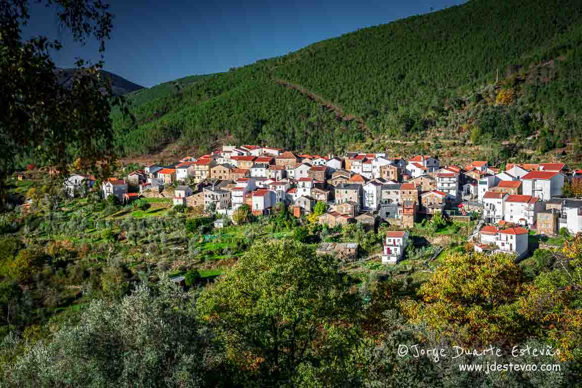 Vista panorâmica da Aldeia de Cabeça, no concelho de Seia
