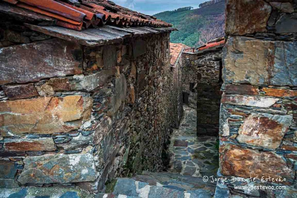Aldeia de Talasnal, Lousã, com casas de xisto