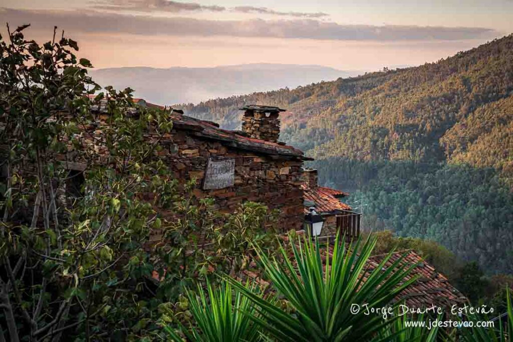 Aldeia de Talasnal, Lousã, com casas de xisto e vista para o pinhal