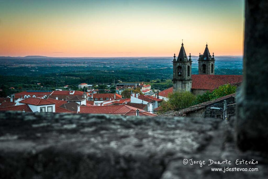 Põr-do-sol em Alpedrinha, Fundão, com vista para a aldeia de montanha