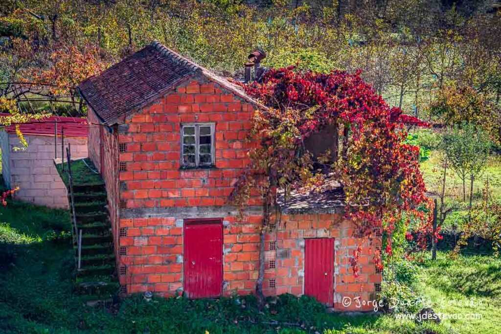 Casa de tijolo vermelho em Alvoco das Várzeas, Oliveira do Hospital,
