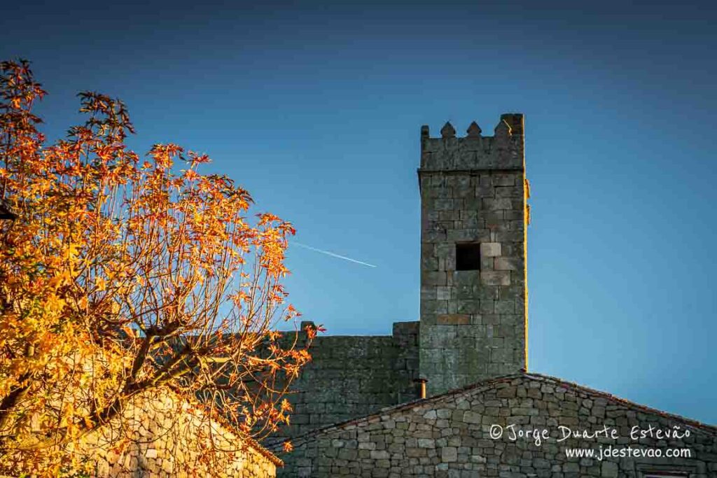 Cores de outono em Marialva, com vista para o castelo, no concelho de Mêda