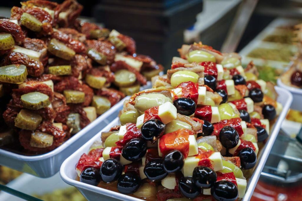 Variedade de azeitonas, queijo e tomate seco no Mercado de San Miguel, o mercado gastronómico mais famoso para quem decide visitar Madrid.