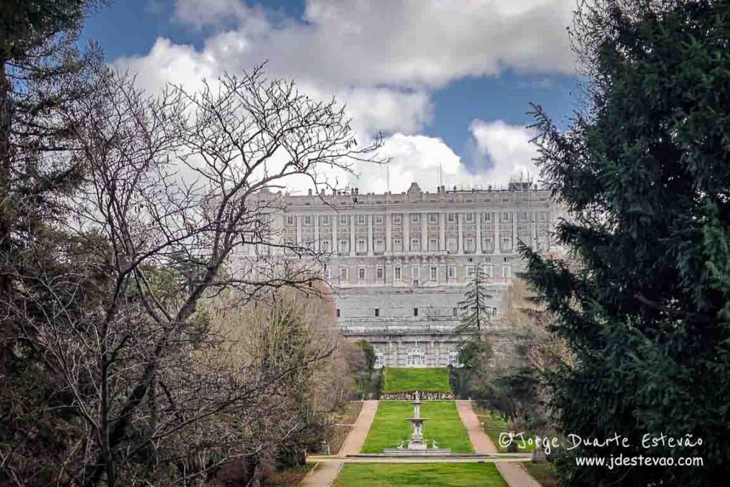 Jardins do Campo del Moro com vista para o Palácio Real de Madrid. Passeios imperdíveis e pontos turísticos gratuitos na capital espanhola.