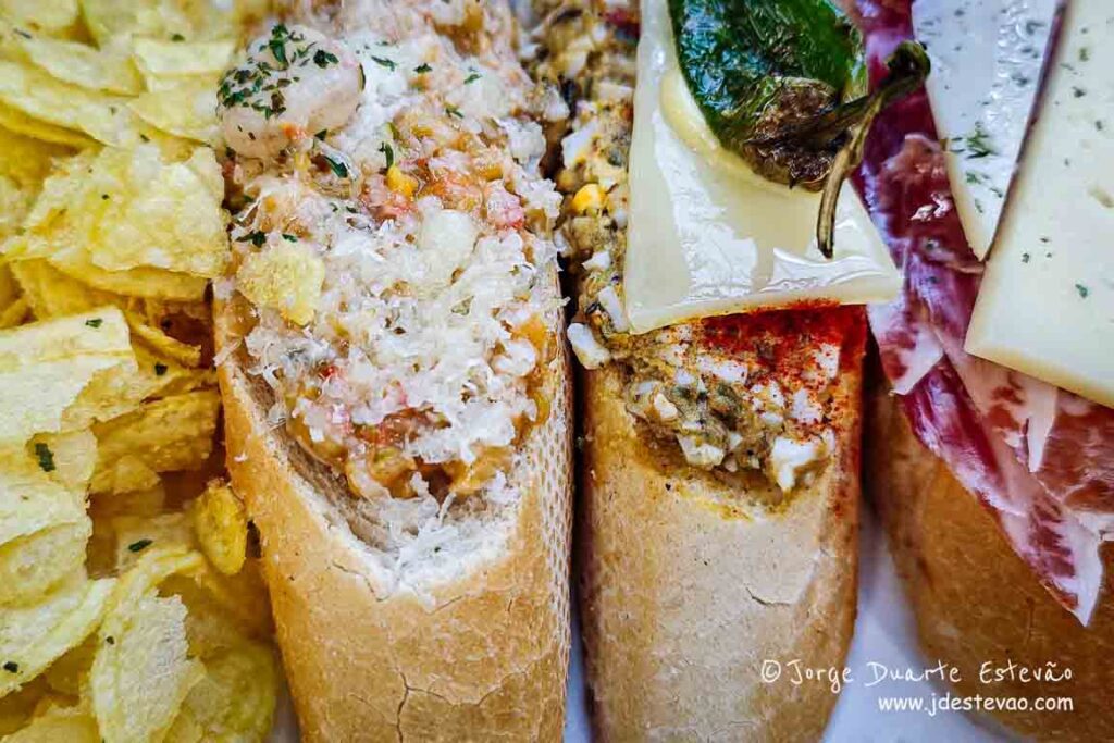 Close-up de petiscos típicos madrilenos servidos no Mercado de San Antón; uma das melhores paragens para comer tapas no bairro de Chueca em Madrid.