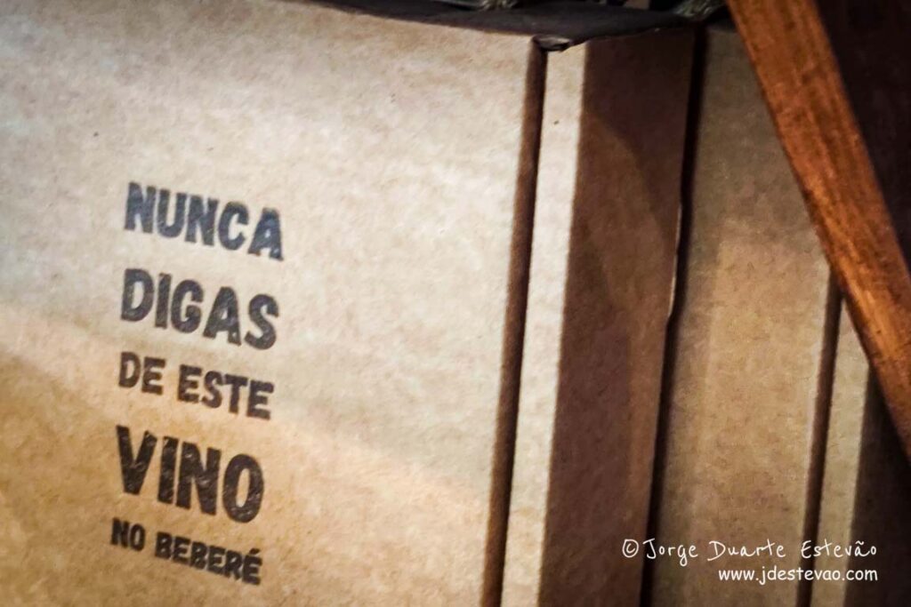 Pormenor de uma caixa de vinho no Mercado de San Fernando em Madrid, com a frase "Nunca digas de este vino no beberé". Cultura de tapas e vinhos no bairro de Lavapiés.