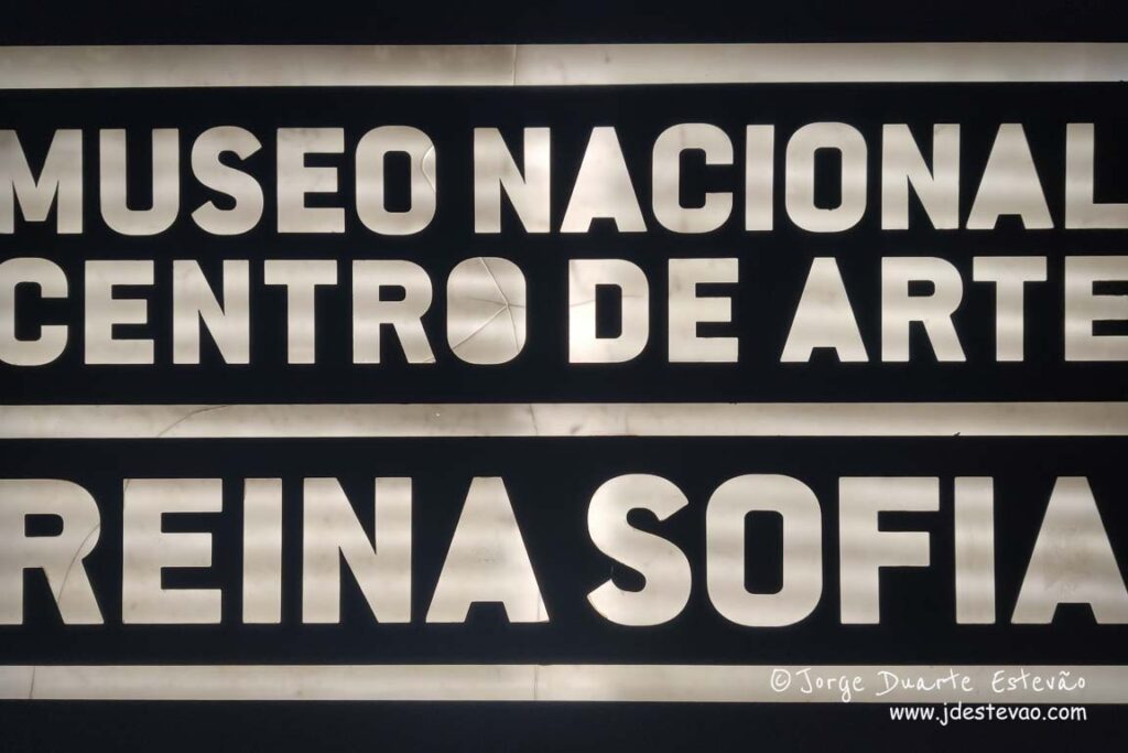 Letreiro oficial do "Museo Nacional Centro de Arte Reina Sofia", um dos vértices do Triângulo de Ouro da Arte em Madrid.