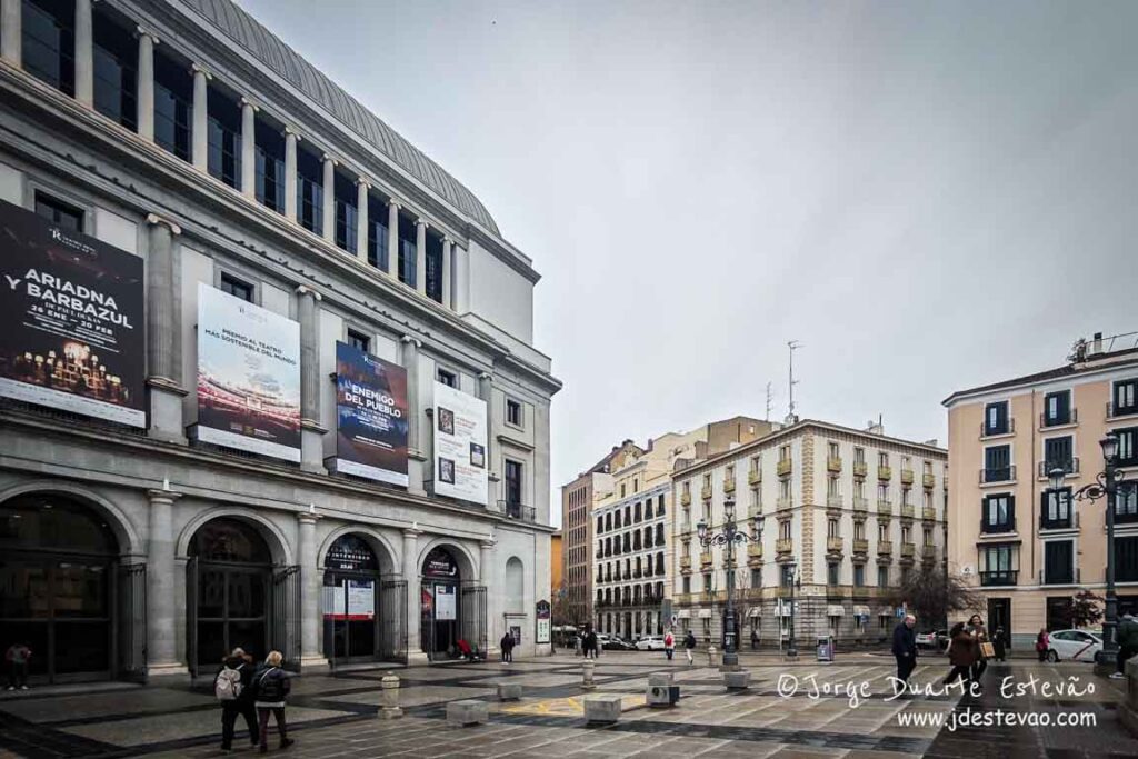 Teatro Real de Madrid, a ópera nacional de Espanha, localizado perto do Palácio Real. Destaque do turismo cultural em Madrid.